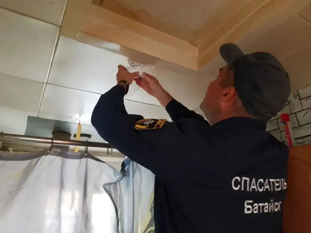 В Батайске устанавливают пожарные извещатели в домах семей, которым нужна особая поддержка В Батайске устанавливают пожарные извещатели в домах семей, которым нужна особая поддержка