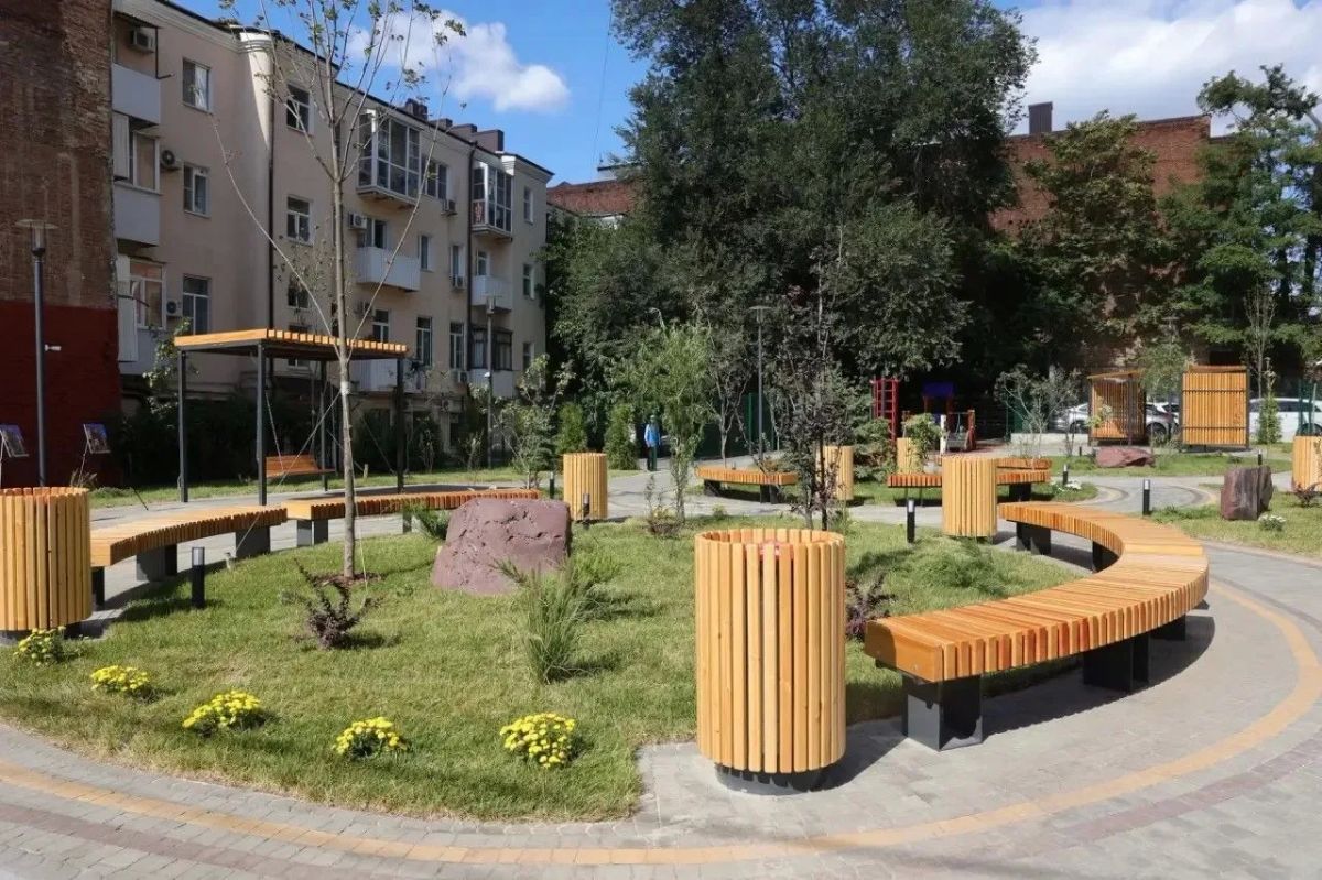 В Ростове открыли новый сквер «Кленовый дворик», сообщил глава региона Юрий Слюсарь В Ростове открыли новый сквер «Кленовый дворик», сообщил глава региона Юрий Слюсарь
