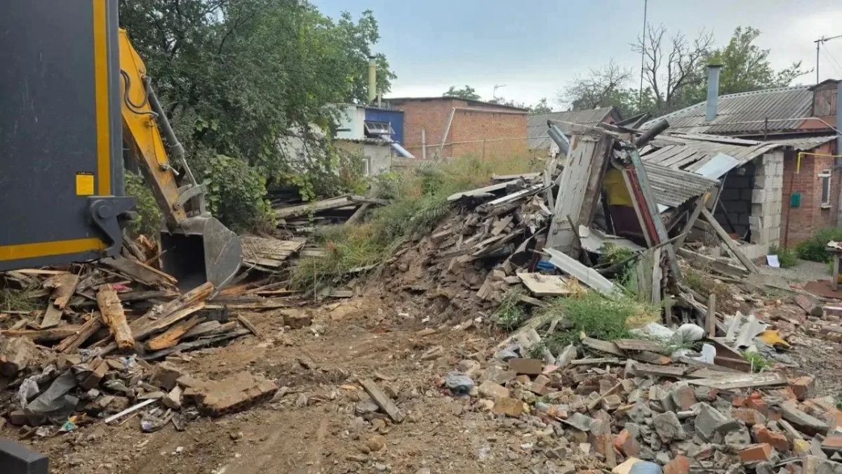 Старый дом на ул. Розы Люксембург, 7 в Таганроге начали сносить Старый дом на ул. Розы Люксембург, 7 в Таганроге начали сносить