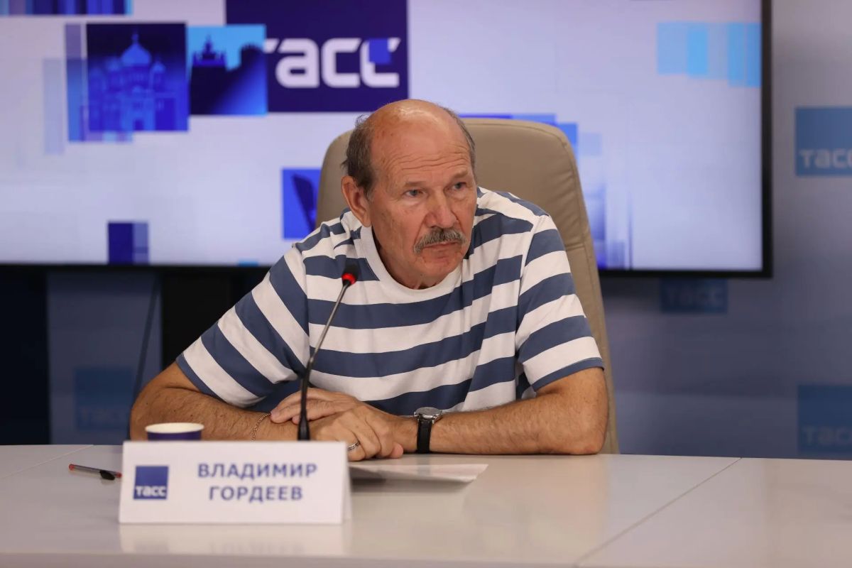 Главное из заявлений с пресс-конференции, посвященной презентации трехтомного энциклопедического издания "Родной край", охватывающего историю, географию и топонимику всех населенных пунктов Ростовской области с XIII по XXI... Главное из заявлений с пресс-конференции, посвященной презентации трехтомного энциклопедического издания "Родной край", охватывающего историю, географию и топонимику всех населенных пунктов Ростовской области с XIII по XXI...
