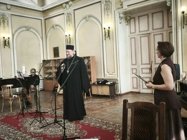 20 сентября в Центральной городской библиотеке им. А. С. Пушкина прошла презентация сборника стихотворений члена Ростовского отделения Союза писателей России Елены Вольской «Война без выходных» 20 сентября в Центральной городской библиотеке им. А. С. Пушкина прошла презентация сборника стихотворений члена Ростовского отделения Союза писателей России Елены Вольской «Война без выходных»