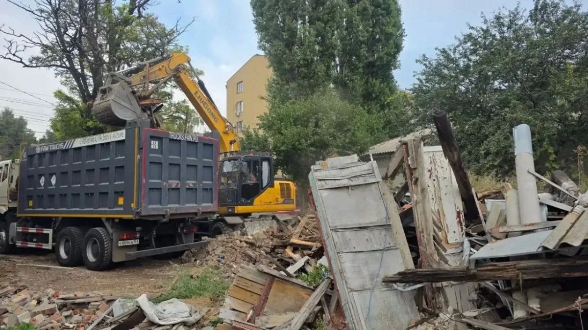 Старый дом на ул. Розы Люксембург, 7 в Таганроге начали сносить Старый дом на ул. Розы Люксембург, 7 в Таганроге начали сносить