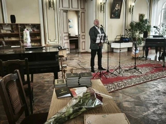 20 сентября в Центральной городской библиотеке им. А. С. Пушкина прошла презентация сборника стихотворений члена Ростовского отделения Союза писателей России Елены Вольской «Война без выходных» 20 сентября в Центральной городской библиотеке им. А. С. Пушкина прошла презентация сборника стихотворений члена Ростовского отделения Союза писателей России Елены Вольской «Война без выходных»