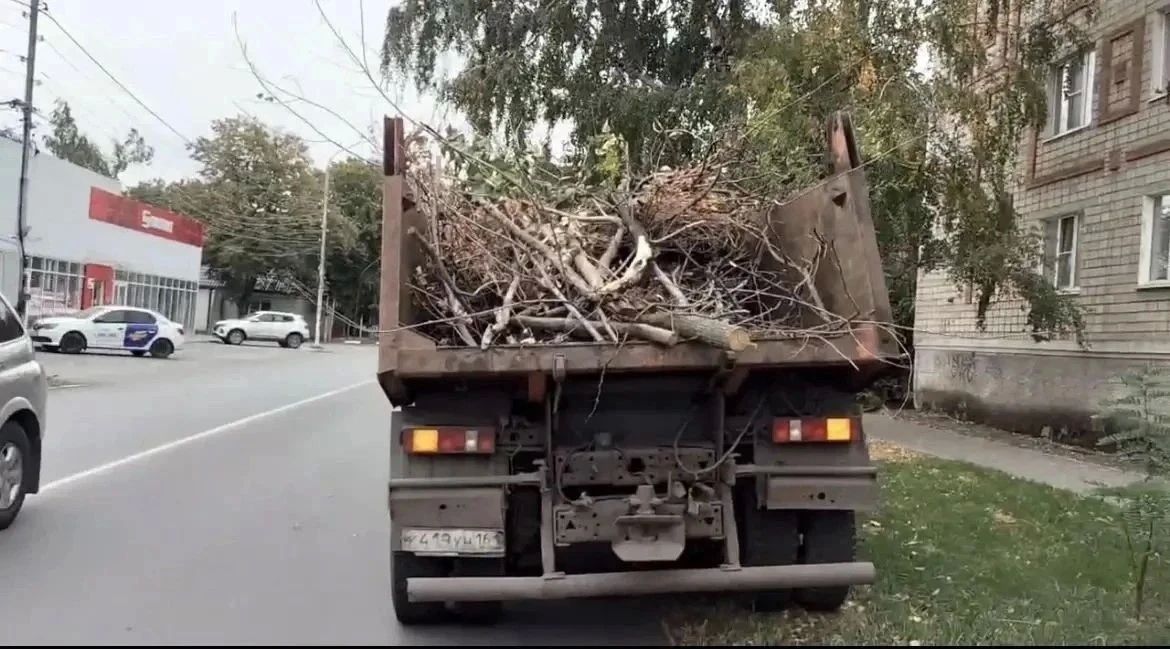 В Шахтах продолжают работы по уборке городских территорий В Шахтах продолжают работы по уборке городских территорий