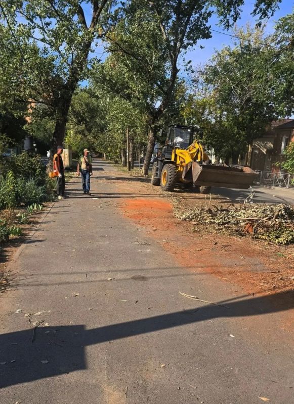 Уже третий день идёт уборка улицы Комитетской, одной из центральных и самых протяжённых Уже третий день идёт уборка улицы Комитетской, одной из центральных и самых протяжённых
