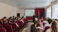 В Новочеркасской школе прошел урок мужества: ветераны МВД поговорили с учениками о важном