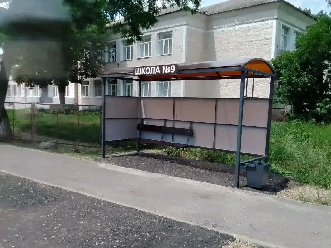 В Шахтах продолжают обустраивать остановочные павильоны В Шахтах продолжают обустраивать остановочные павильоны