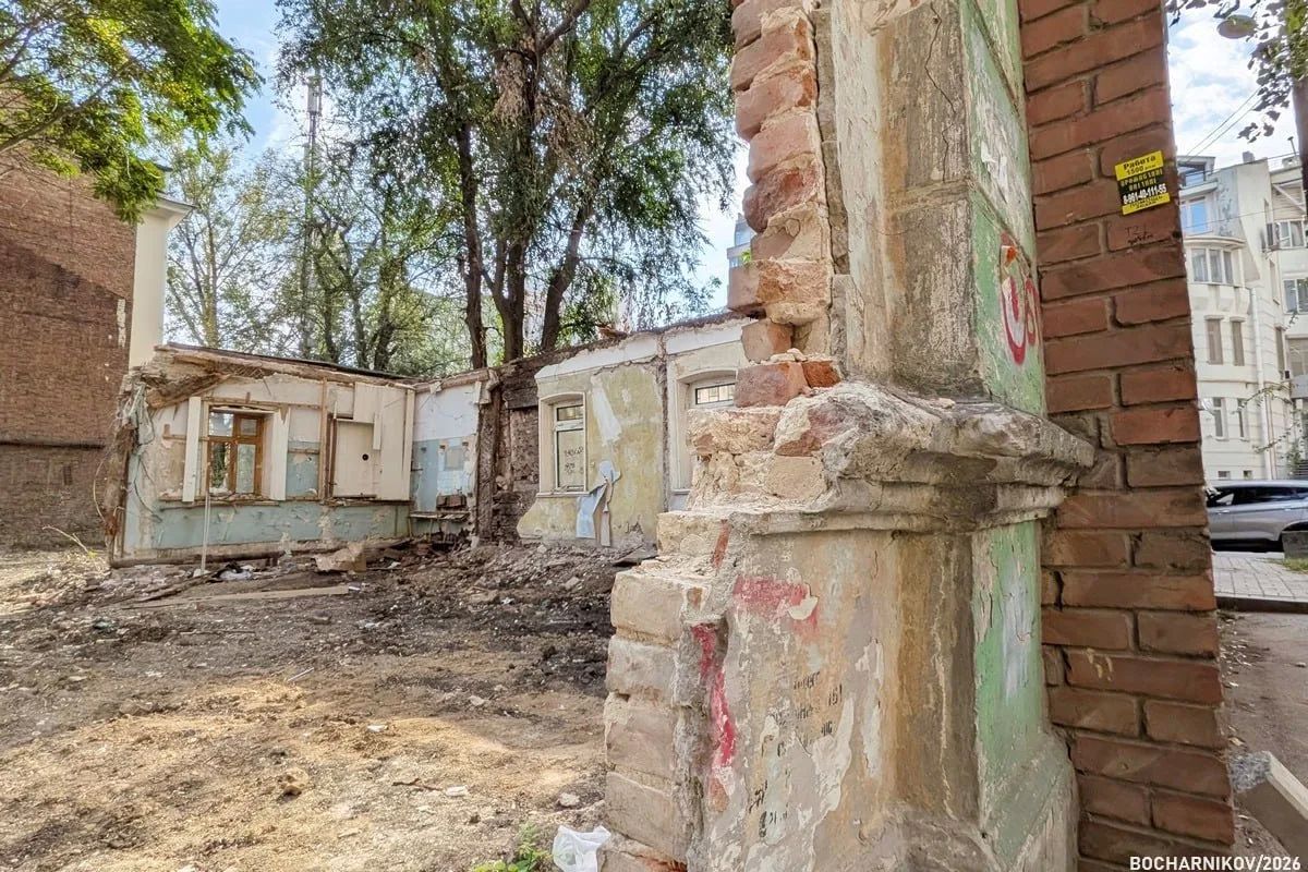 Два старинных домика снесли в центре Ростова, хотя еще недавно сквозь следы пожаров в них виднелись печи-голландки Два старинных домика снесли в центре Ростова, хотя еще недавно сквозь следы пожаров в них виднелись печи-голландки