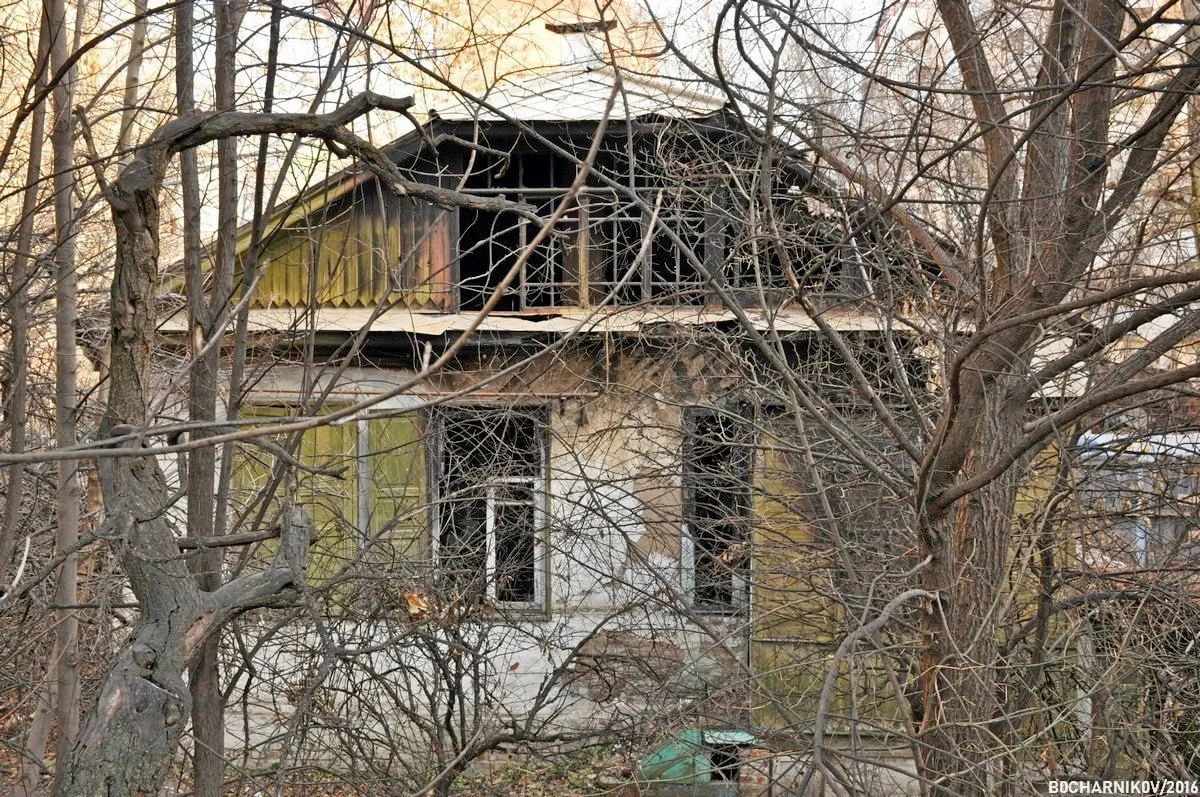 Два старинных домика снесли в центре Ростова, хотя еще недавно сквозь следы пожаров в них виднелись печи-голландки Два старинных домика снесли в центре Ростова, хотя еще недавно сквозь следы пожаров в них виднелись печи-голландки