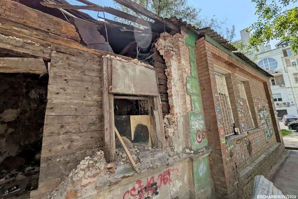 Два старинных домика снесли в центре Ростова, хотя еще недавно сквозь следы пожаров в них виднелись печи-голландки Два старинных домика снесли в центре Ростова, хотя еще недавно сквозь следы пожаров в них виднелись печи-голландки