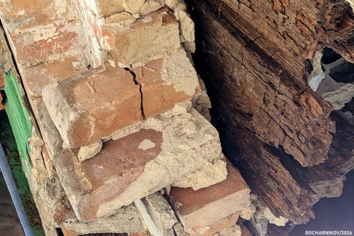 Два старинных домика снесли в центре Ростова, хотя еще недавно сквозь следы пожаров в них виднелись печи-голландки Два старинных домика снесли в центре Ростова, хотя еще недавно сквозь следы пожаров в них виднелись печи-голландки