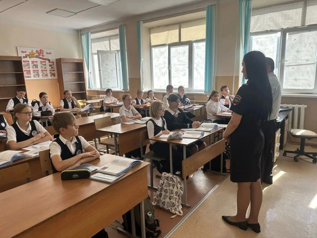 Сотрудниками группы по делам несовершеннолетних линейного отдела полиции на станции Батайск в средней общеобразовательной школе № 2 города Азова проведен комплекс профилактических лекций и бесед