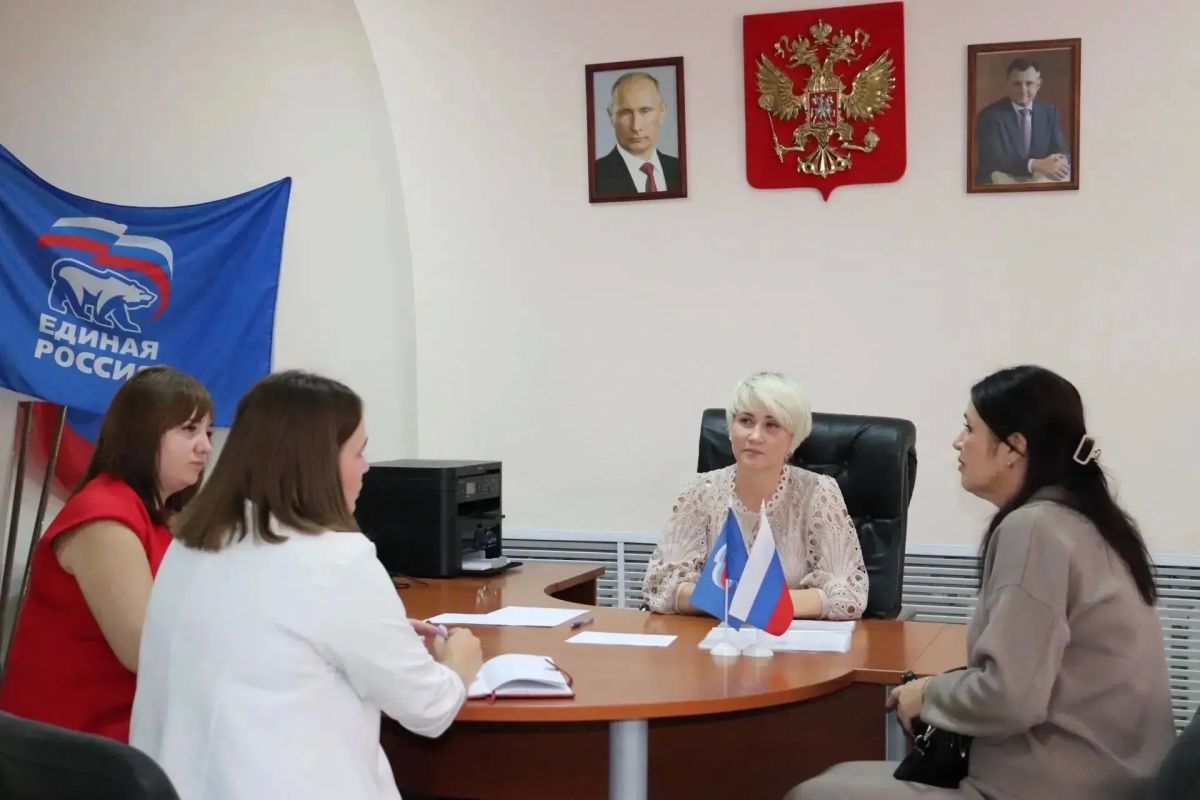 В Шахтах прошел личный прием граждан начальником управления ЗАГС Ростовской области В Шахтах прошел личный прием граждан начальником управления ЗАГС Ростовской области