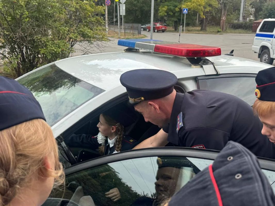 В Таганроге полицейские провели урок дорожной безопасности для школьников В Таганроге полицейские провели урок дорожной безопасности для школьников