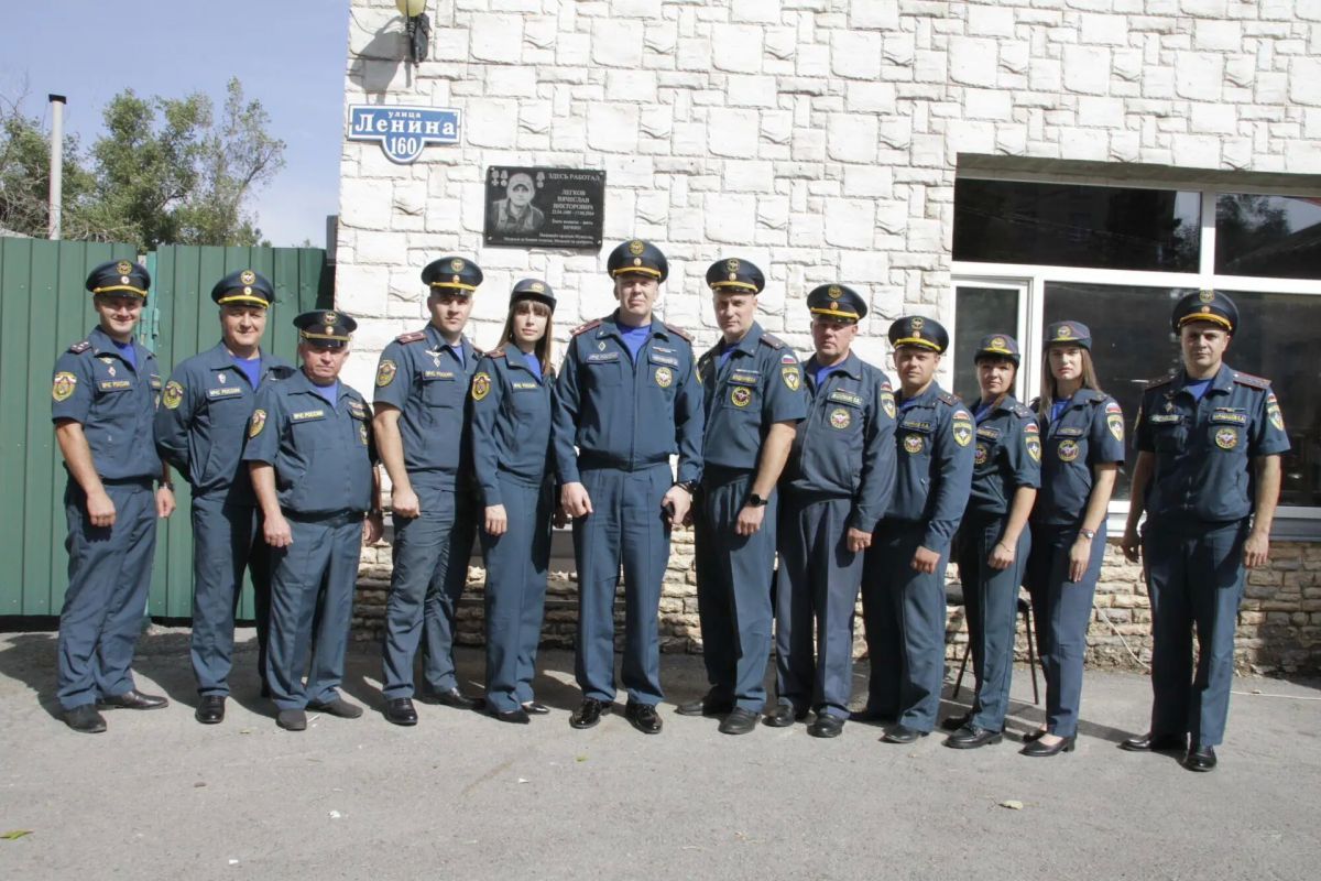 В Шахтах открыли мемориальную доску огнеборцу Вячеславу Легкову В Шахтах открыли мемориальную доску огнеборцу Вячеславу Легкову