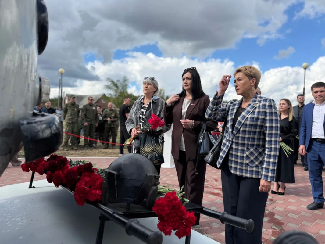 Сегодня в парке Дружбы народов открыли мемориал «Живым и павшим медикам СВО» Сегодня в парке Дружбы народов открыли мемориал «Живым и павшим медикам СВО»