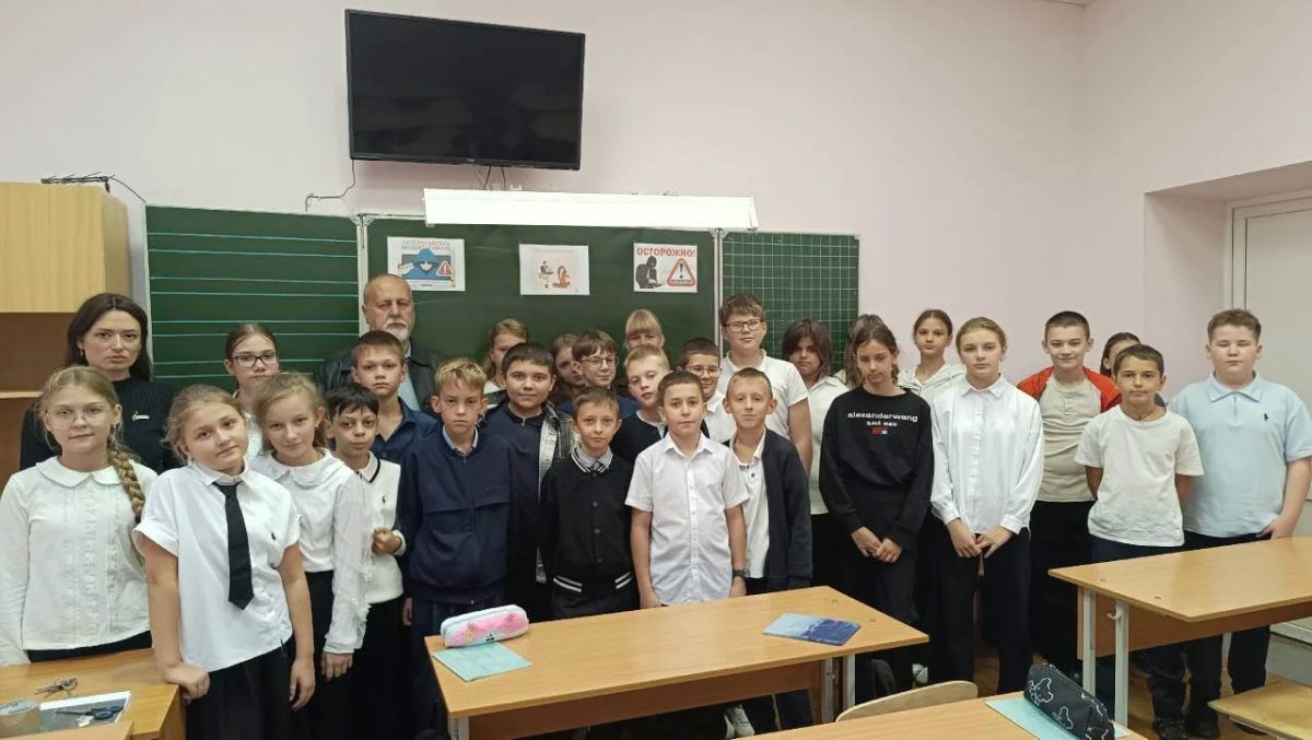 Осторожно: мошенники! Общественник рассказал школьникам как уберечь себя и не попасть в беду Осторожно: мошенники! Общественник рассказал школьникам как уберечь себя и не попасть в беду
