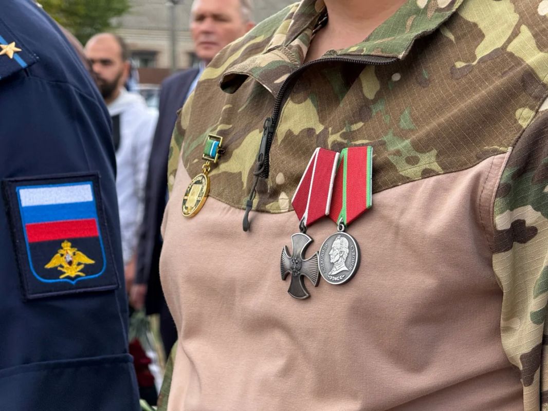 Сегодня в парке Дружбы народов открыли мемориал «Живым и павшим медикам СВО» Сегодня в парке Дружбы народов открыли мемориал «Живым и павшим медикам СВО»