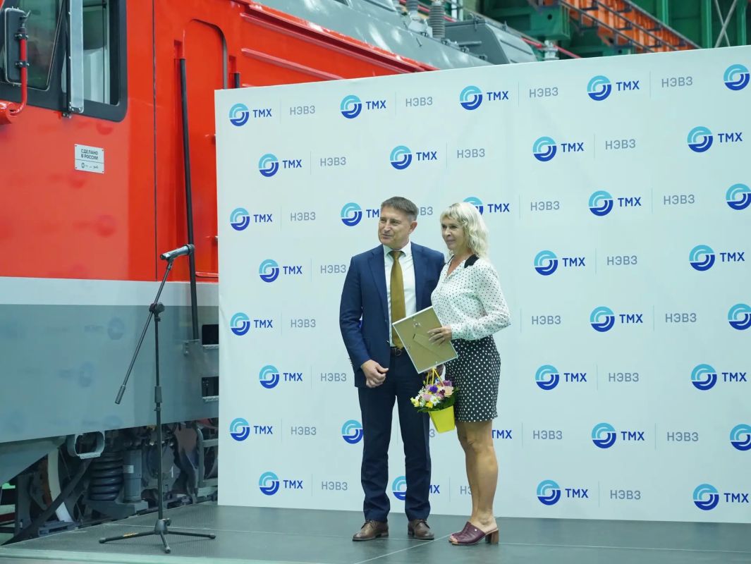 На Новочеркасском электровозостроительном заводе (НЭВЗ) состоялись масштабные праздничные мероприятия, посвящённые профессиональному празднику — Дню машиностроителя На Новочеркасском электровозостроительном заводе (НЭВЗ) состоялись масштабные праздничные мероприятия, посвящённые профессиональному празднику — Дню машиностроителя