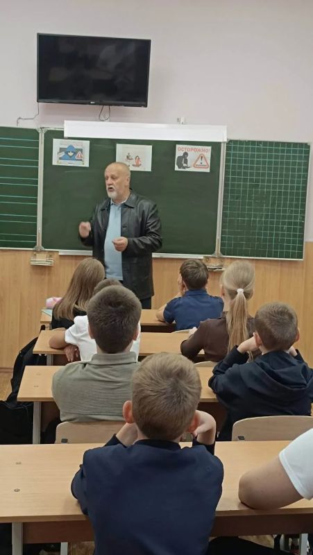 Осторожно: мошенники! Общественник рассказал школьникам как уберечь себя и не попасть в беду Осторожно: мошенники! Общественник рассказал школьникам как уберечь себя и не попасть в беду