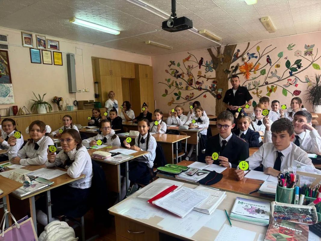В Таганроге полицейские провели урок дорожной безопасности для школьников В Таганроге полицейские провели урок дорожной безопасности для школьников