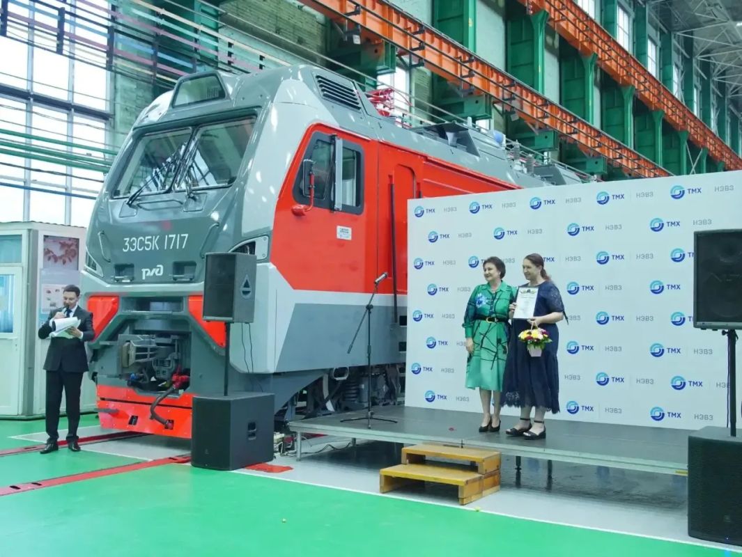 На Новочеркасском электровозостроительном заводе (НЭВЗ) состоялись масштабные праздничные мероприятия, посвящённые профессиональному празднику — Дню машиностроителя На Новочеркасском электровозостроительном заводе (НЭВЗ) состоялись масштабные праздничные мероприятия, посвящённые профессиональному празднику — Дню машиностроителя