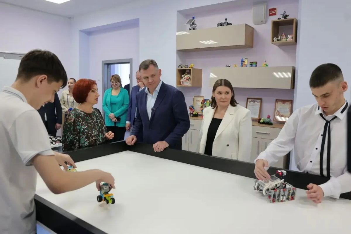 Юрий Слюсарь: В поездке по Волгодонску встретился с игроками местного футбольного клуба и посетил школу-интернат «Восхождение», которую недавно капитально отремонтировали Юрий Слюсарь: В поездке по Волгодонску встретился с игроками местного футбольного клуба и посетил школу-интернат «Восхождение», которую недавно капитально отремонтировали
