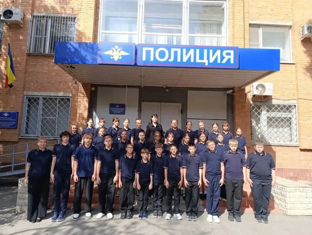 В Волгодонске полицейские провели познавательную экскурсию для учащихся средней школы В Волгодонске полицейские провели познавательную экскурсию для учащихся средней школы