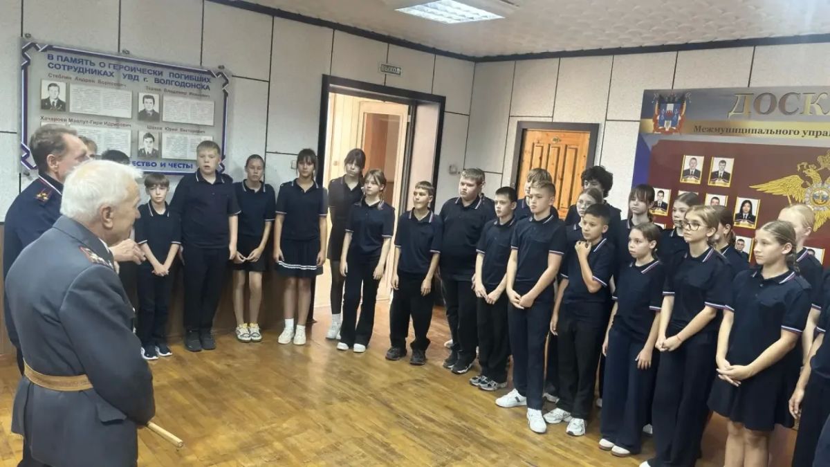 В Волгодонске полицейские провели познавательную экскурсию для учащихся средней школы В Волгодонске полицейские провели познавательную экскурсию для учащихся средней школы