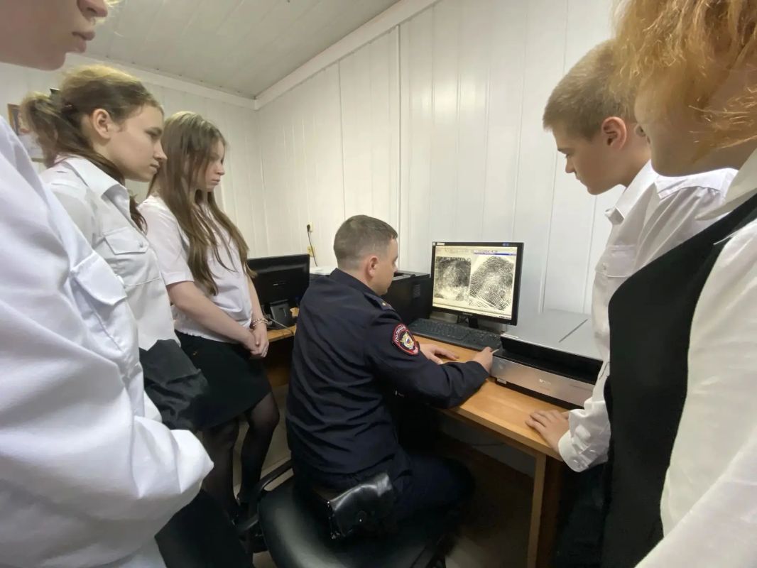 Полиция открывает двери: в Новочеркасске состоялась экскурсия для будущих правоохранителей Полиция открывает двери: в Новочеркасске состоялась экскурсия для будущих правоохранителей