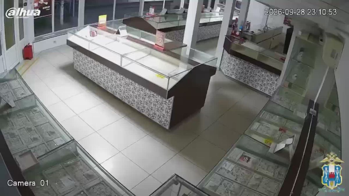 В Батайске мужчина с помощью мусорного бака ограбил ювелирный салон