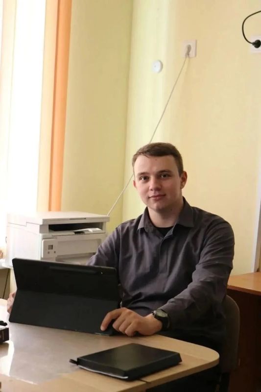 «Пришлось учиться держать ложку»: 26-летний боец из Ростова после ранения на СВО научился писать левой рукой и стал учителем «Пришлось учиться держать ложку»: 26-летний боец из Ростова после ранения на СВО научился писать левой рукой и стал учителем