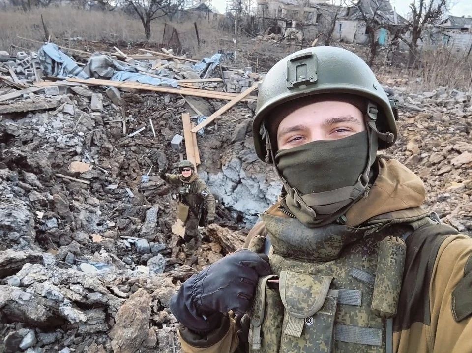 «Пришлось учиться держать ложку»: 26-летний боец из Ростова после ранения на СВО научился писать левой рукой и стал учителем «Пришлось учиться держать ложку»: 26-летний боец из Ростова после ранения на СВО научился писать левой рукой и стал учителем