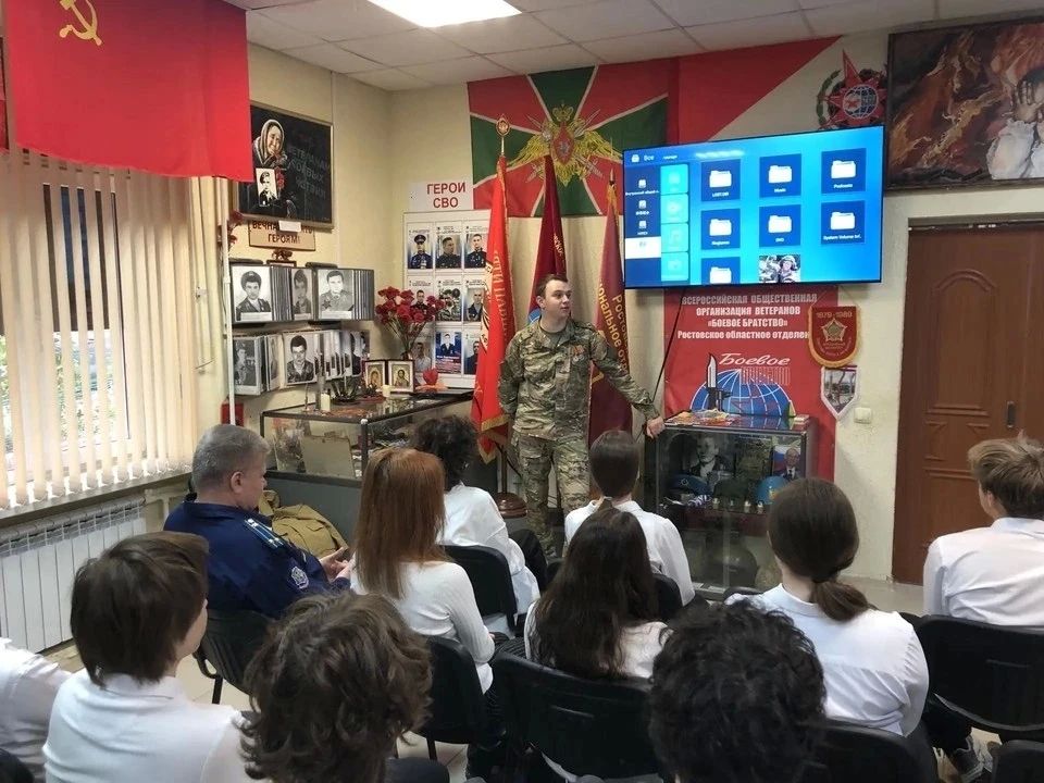 «Пришлось учиться держать ложку»: 26-летний боец из Ростова после ранения на СВО научился писать левой рукой и стал учителем «Пришлось учиться держать ложку»: 26-летний боец из Ростова после ранения на СВО научился писать левой рукой и стал учителем