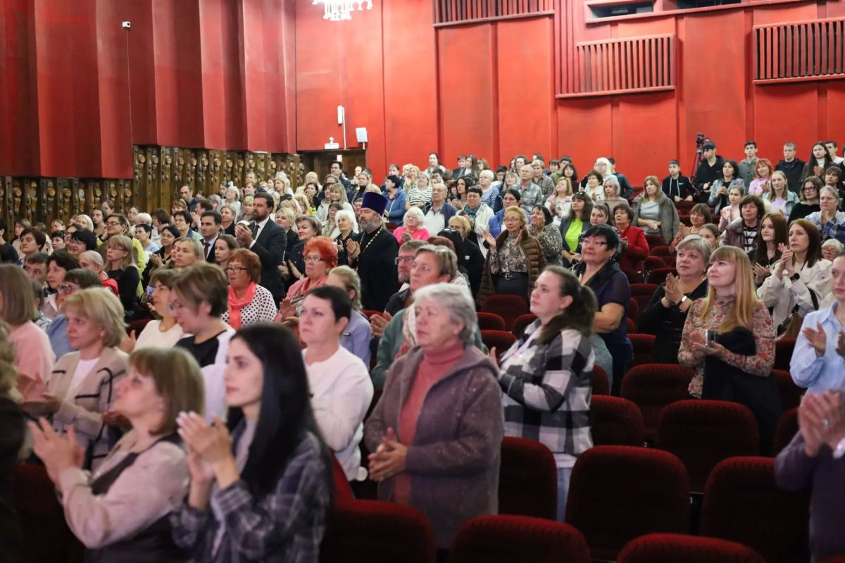 В Шахтах состоялся общегородской концерт-акция, приуроченный ко Дню воссоединения Донбасса и Новороссии с Россией В Шахтах состоялся общегородской концерт-акция, приуроченный ко Дню воссоединения Донбасса и Новороссии с Россией