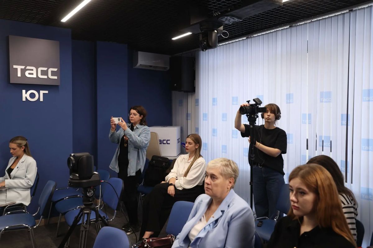 Фоторепортаж и главное из заявлений с пресс-конференции председателя Российского Красного Креста Павла Савчука, посвященной социально значимым и гуманитарным проектам РКК в донском регионе Фоторепортаж и главное из заявлений с пресс-конференции председателя Российского Красного Креста Павла Савчука, посвященной социально значимым и гуманитарным проектам РКК в донском регионе