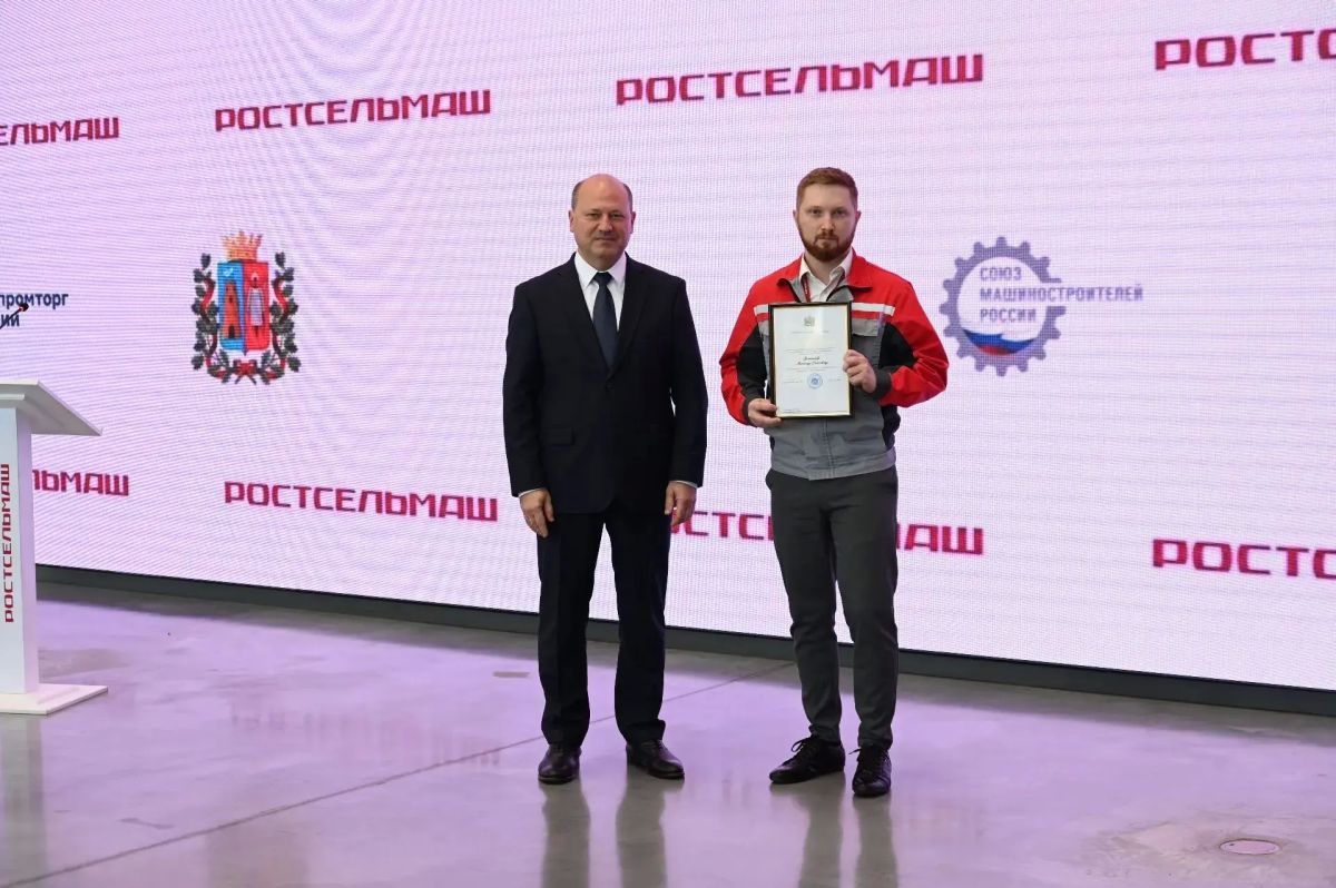 Александр Скрябин: Сегодня поздравил работников одного из старейших предприятий города, флагмана отечественного машиностроения — легендарного «Ростсельмаша» — с Днём машиностроителя и вручил лучшим работникам заслуженные... Александр Скрябин: Сегодня поздравил работников одного из старейших предприятий города, флагмана отечественного машиностроения — легендарного «Ростсельмаша» — с Днём машиностроителя и вручил лучшим работникам заслуженные...