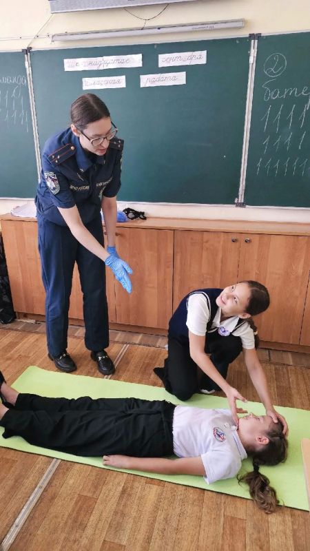 Безопасность начинается с каждого из нас! В честь Дня гражданской обороны обучаем школьников спасать жизни! Безопасность начинается с каждого из нас! В честь Дня гражданской обороны обучаем школьников спасать жизни!