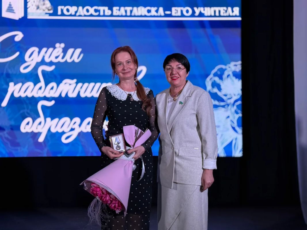В Батайске чествовали педагогов в преддверии Дня учителя В Батайске чествовали педагогов в преддверии Дня учителя