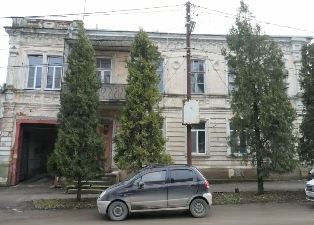 В Таганроге выставили на продажу ОКН «Доходный дом Г.Е. Бетулинского»