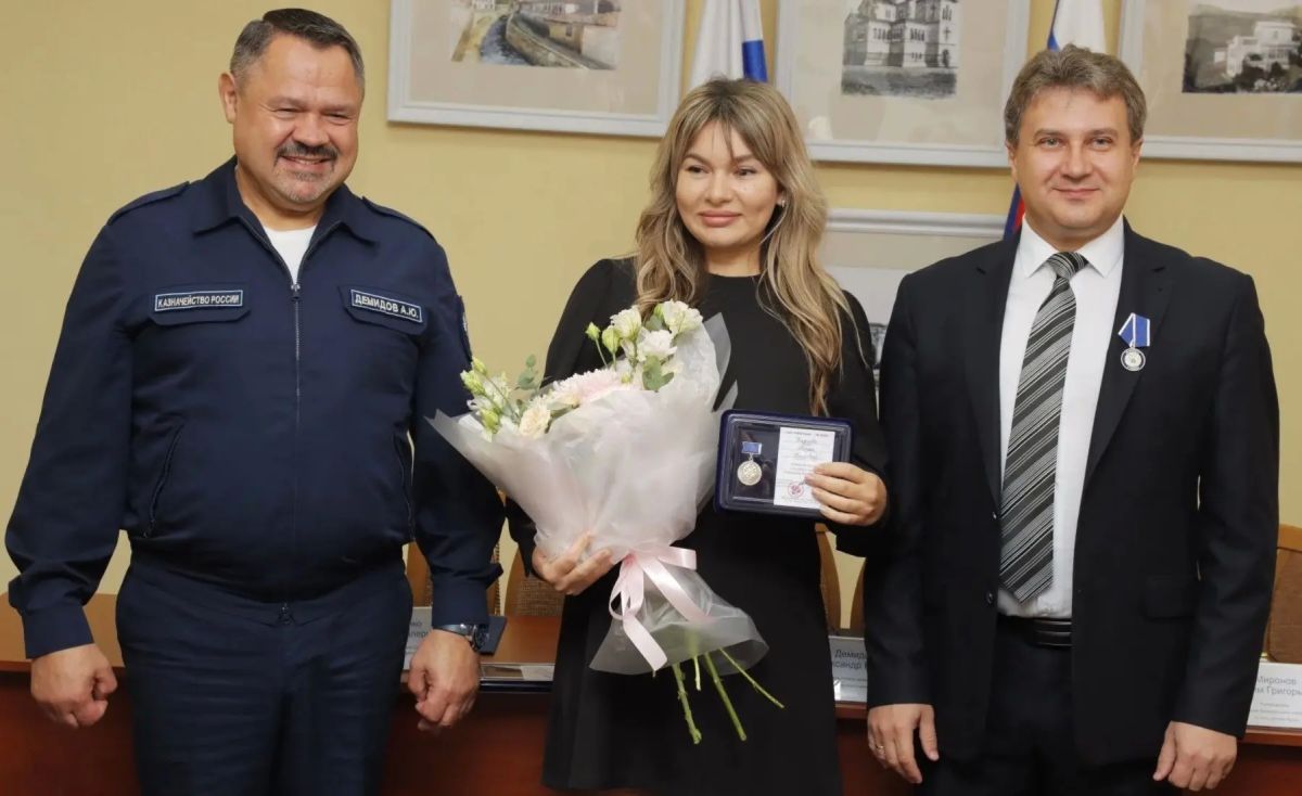Заместитель руководителя Федерального казначейства Александр Демидов и начальник Управления ведомственных проектов Федерального казначейства Алексей Долгалев посетили с рабочим визитом Республику Крым Заместитель руководителя Федерального казначейства Александр Демидов и начальник Управления ведомственных проектов Федерального казначейства Алексей Долгалев посетили с рабочим визитом Республику Крым