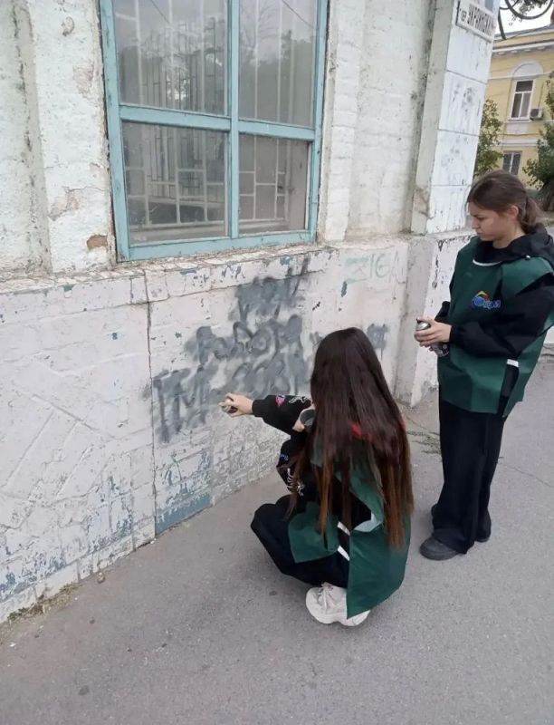 В Ростовской области полицейские и волонтеры закрасили надписи с рекламой наркотиков В Ростовской области полицейские и волонтеры закрасили надписи с рекламой наркотиков
