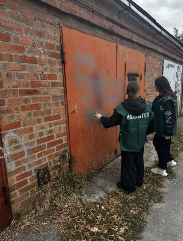 В Ростовской области полицейские и волонтеры закрасили надписи с рекламой наркотиков В Ростовской области полицейские и волонтеры закрасили надписи с рекламой наркотиков