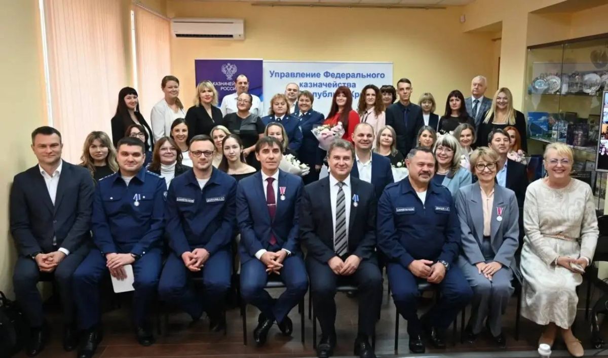 Заместитель руководителя Федерального казначейства Александр Демидов и начальник Управления ведомственных проектов Федерального казначейства Алексей Долгалев посетили с рабочим визитом Республику Крым Заместитель руководителя Федерального казначейства Александр Демидов и начальник Управления ведомственных проектов Федерального казначейства Алексей Долгалев посетили с рабочим визитом Республику Крым