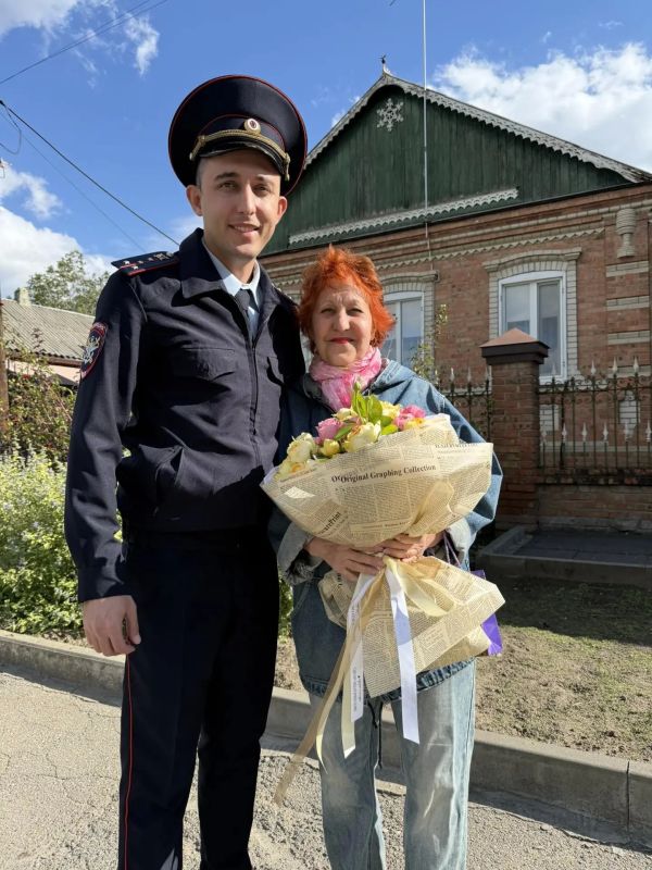 Накануне Дня учителя представитель Ростовской транспортной полиции побывал в гостях у своей школьной наставницы