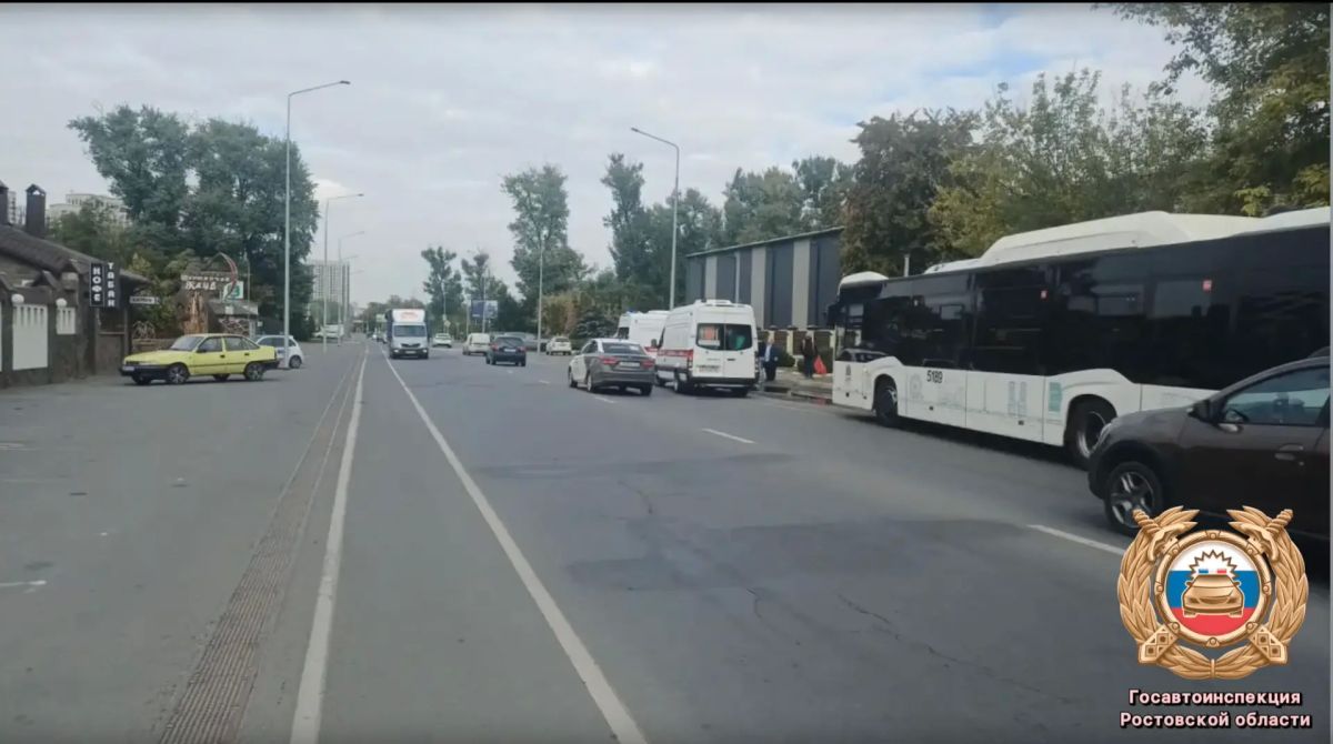 В Ростове ребенок и взрослый пострадали при экстренном торможении автобуса, сообщает Госавтоинспекция