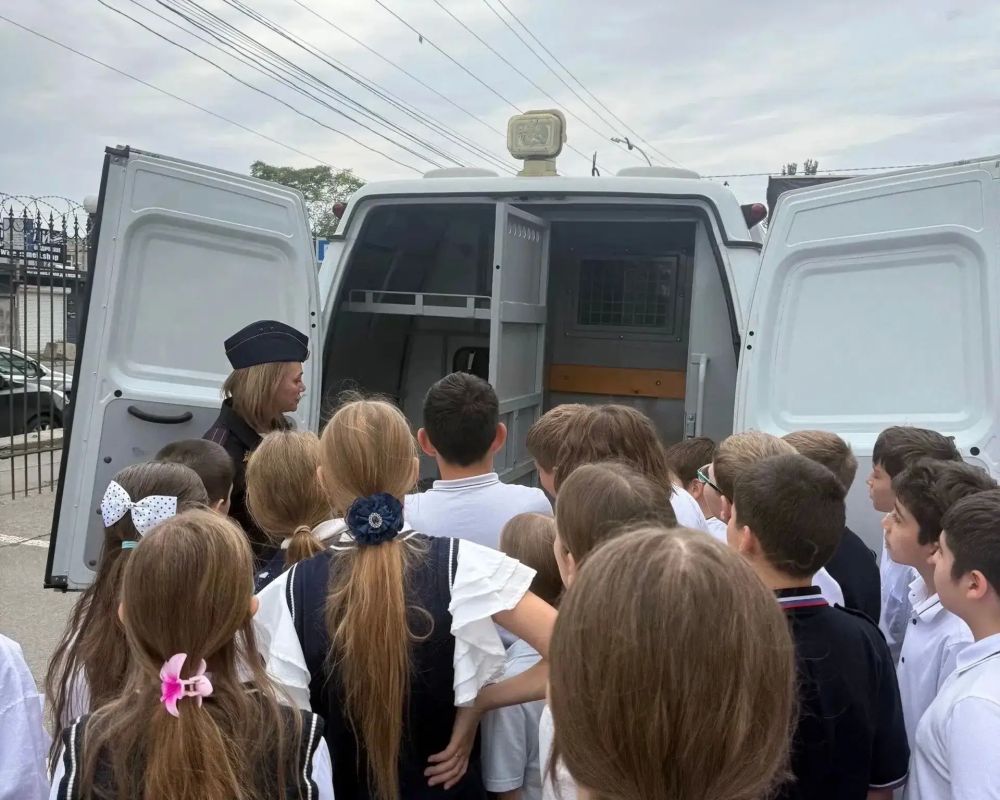В Ростове-на-Дону полицейские провели день открытых дверей для учащихся профильного класса В Ростове-на-Дону полицейские провели день открытых дверей для учащихся профильного класса