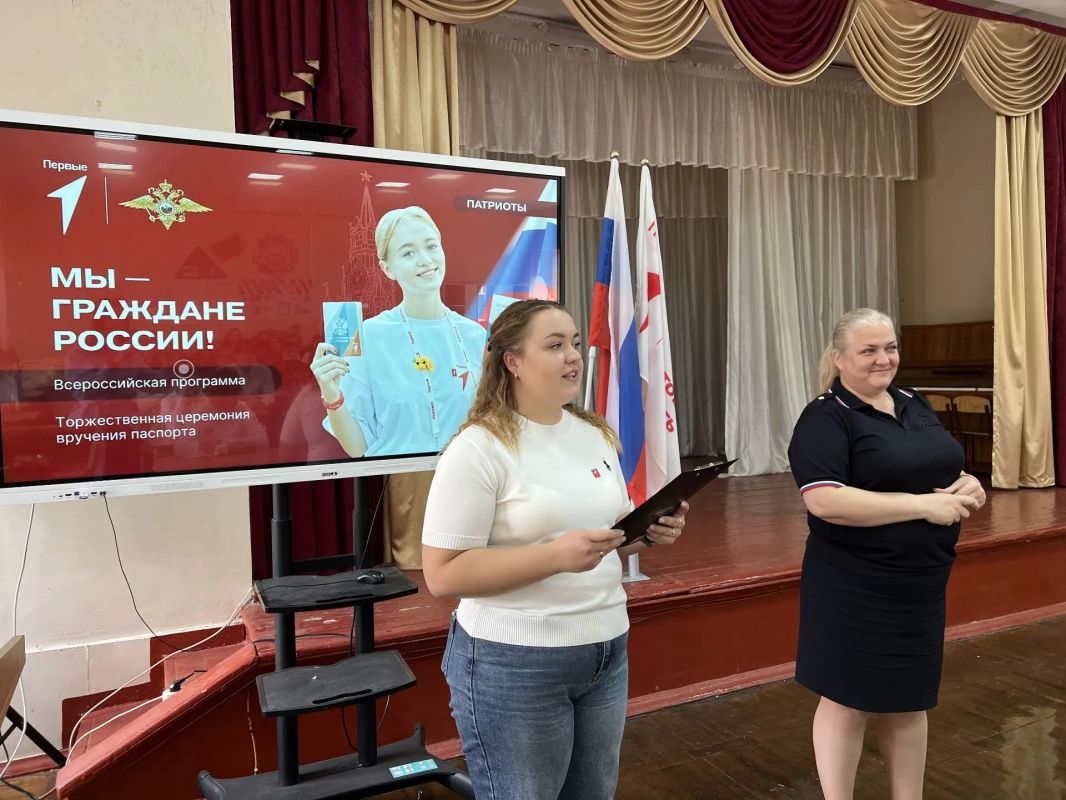 В Новочеркасске полицейские и «Движение Первых» провели для лицеистов урок безопасности и вручили первые паспорта
