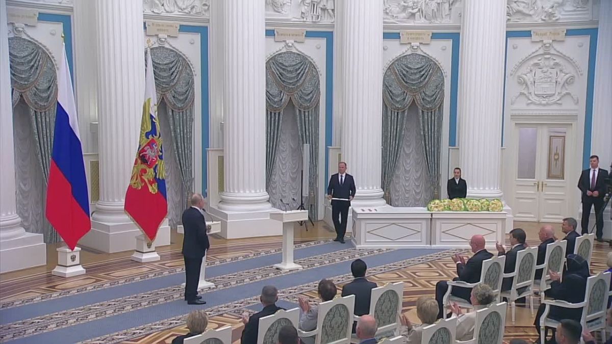 В Кремле Владимир Путин наградил ростовского педагога, воспитавшего Героя России