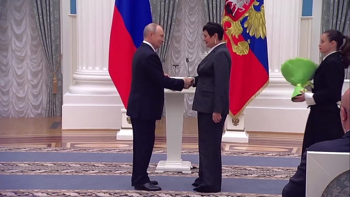 Юрий Слюсарь: В День учителя Президент России Владимир Путин вручил государственные награды педагогам и наставникам участников программы «Время героев»